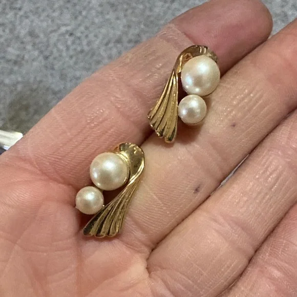 MARVELA VINTAGE GOLD-TONE FAUX IVORY PEARL LEVERBACK .8" EARRINGS - Picture 2 of 8
